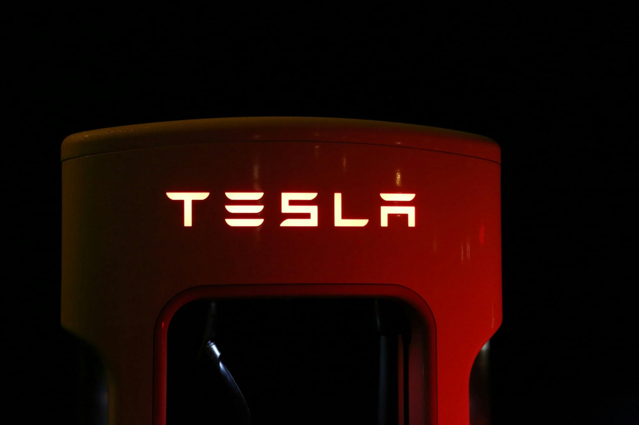 Acţiunile Tesla scad puternic la bursă. Ce se întâmplă cu producătorul auto al lui Elon Musk