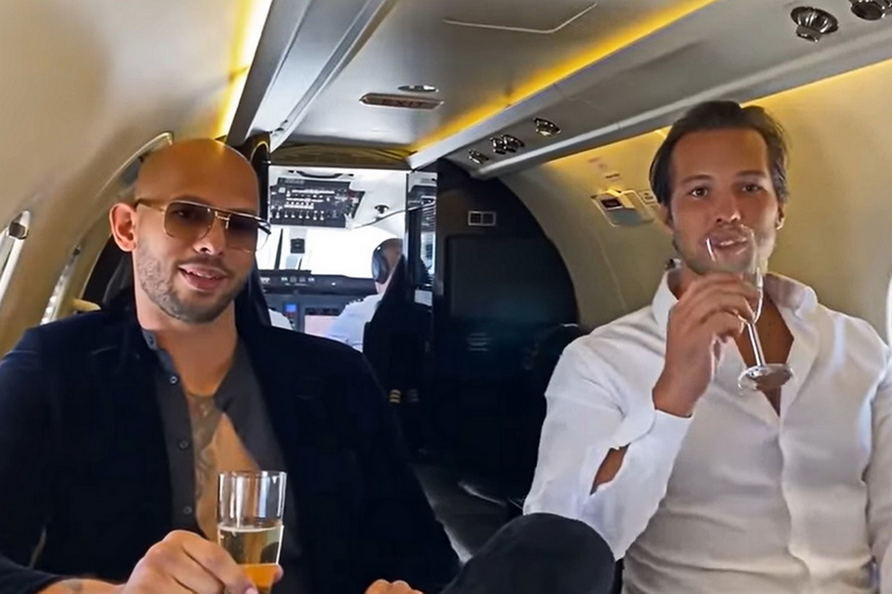 Frații Tate au plecat din România cu un avion privat